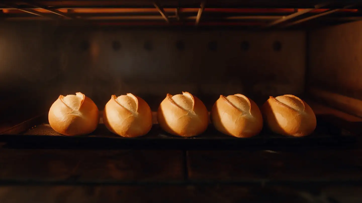 Pães franceses dourados dentro do forno